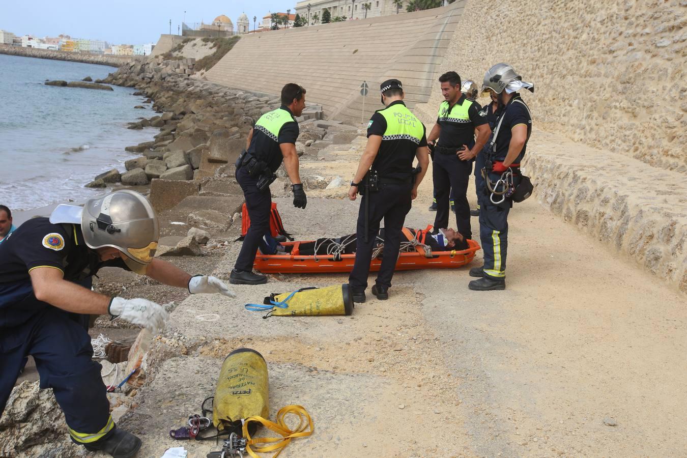 Espectacular rescate en las murallas de San Roque de Cádiz