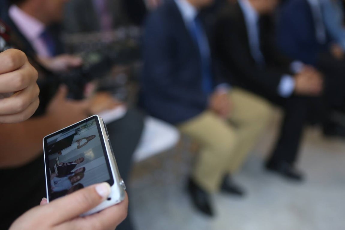 La ministra Fátima Bárez entrega los diplomas a los trabajadores de Universo Santi