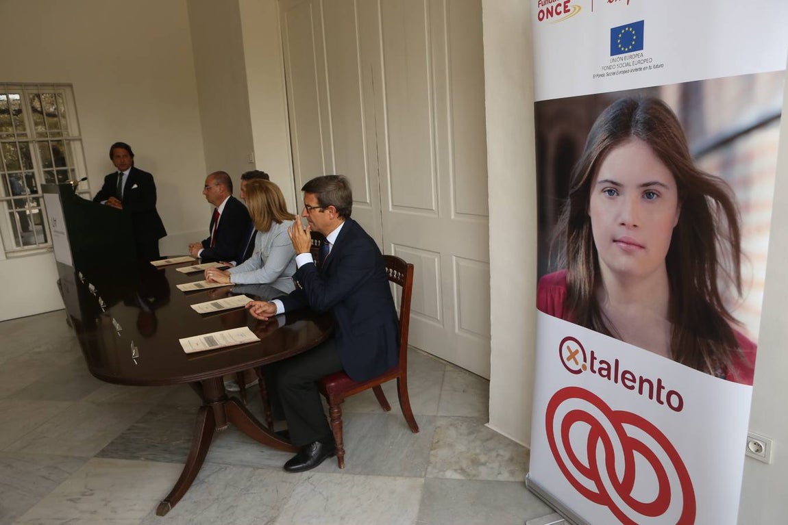 La ministra Fátima Bárez entrega los diplomas a los trabajadores de Universo Santi