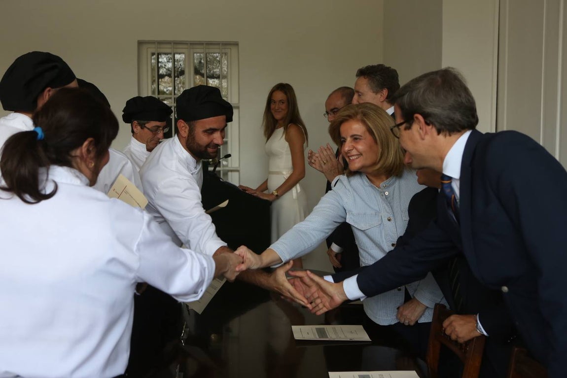 La ministra Fátima Bárez entrega los diplomas a los trabajadores de Universo Santi