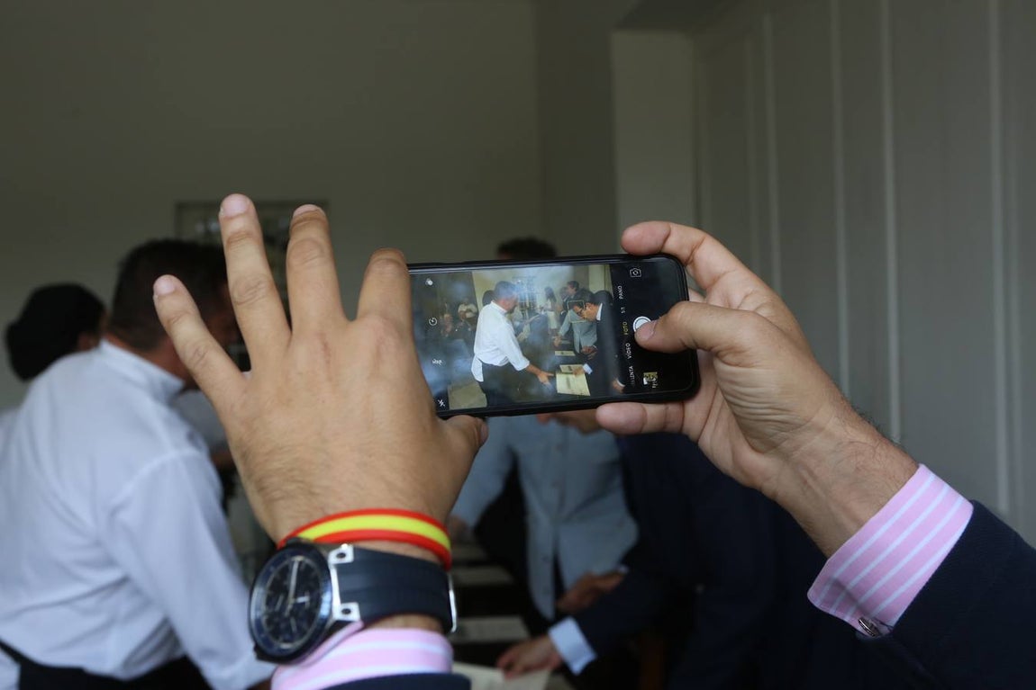 La ministra Fátima Bárez entrega los diplomas a los trabajadores de Universo Santi