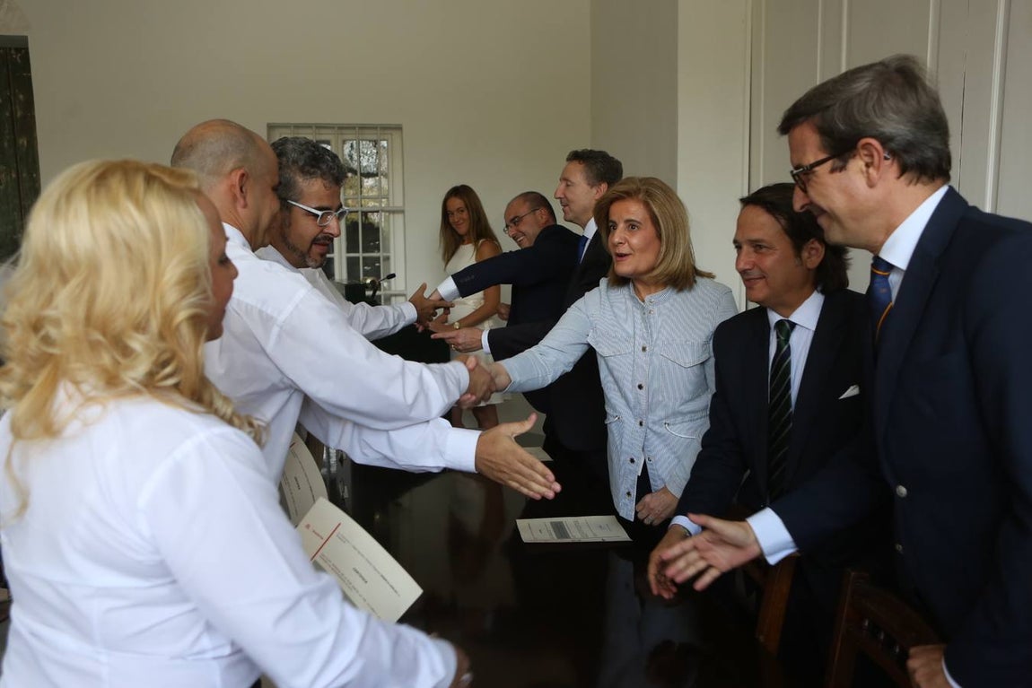 La ministra Fátima Bárez entrega los diplomas a los trabajadores de Universo Santi