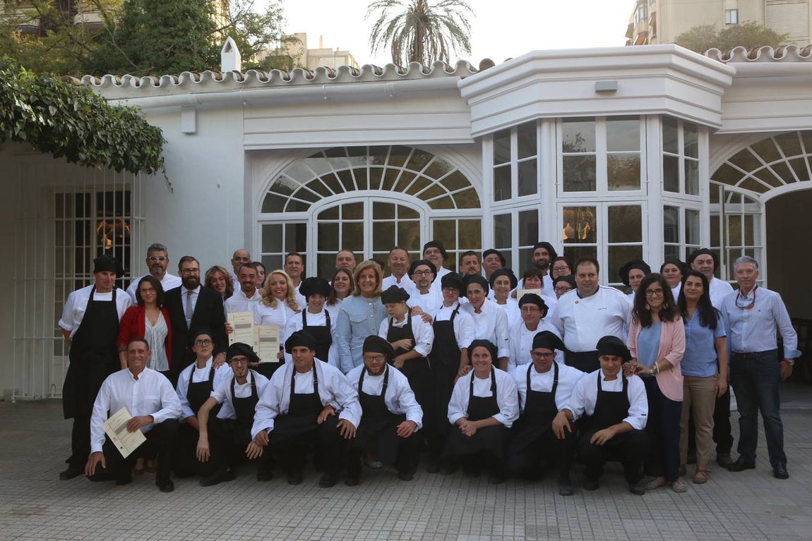 La ministra Fátima Bárez entrega los diplomas a los trabajadores de Universo Santi