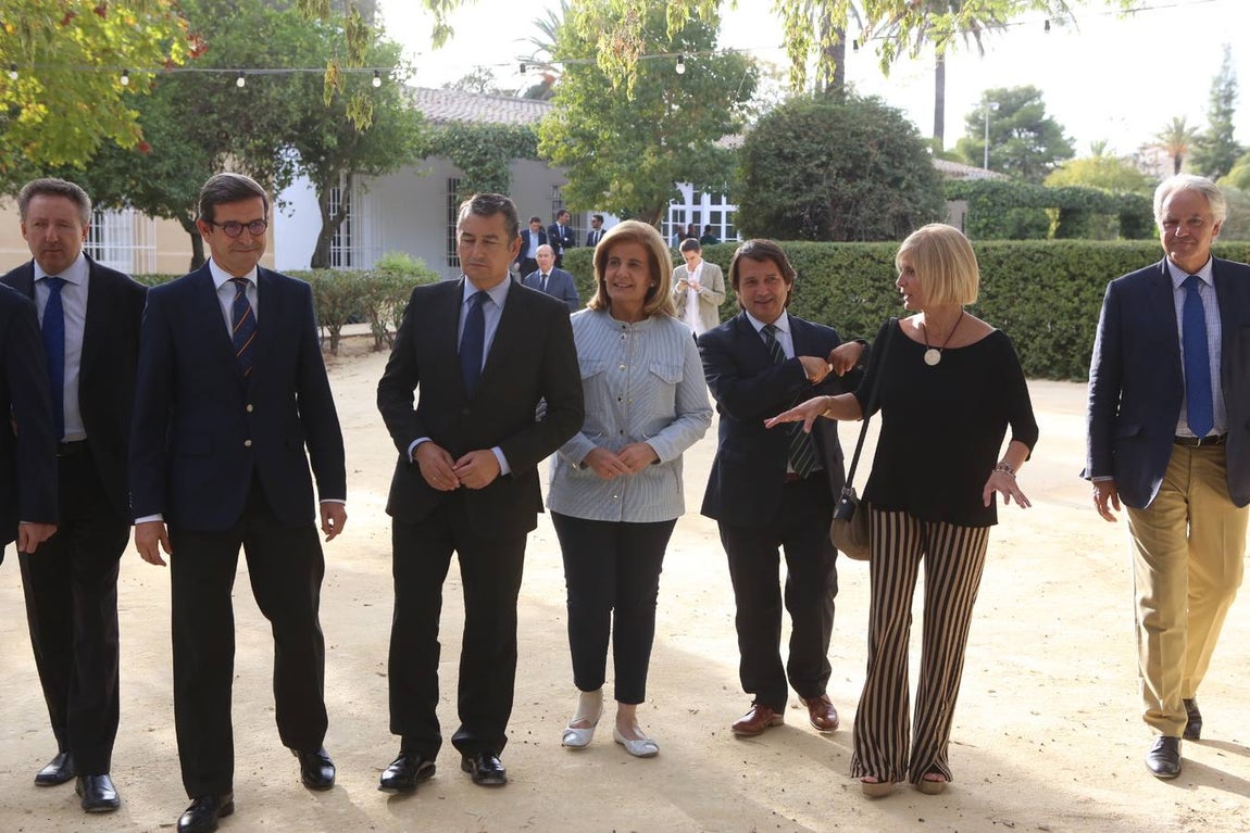 La ministra Fátima Bárez entrega los diplomas a los trabajadores de Universo Santi