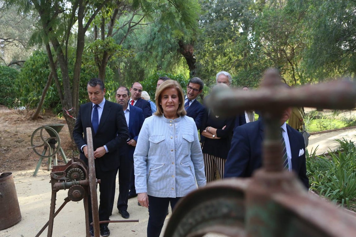 La ministra Fátima Bárez entrega los diplomas a los trabajadores de Universo Santi