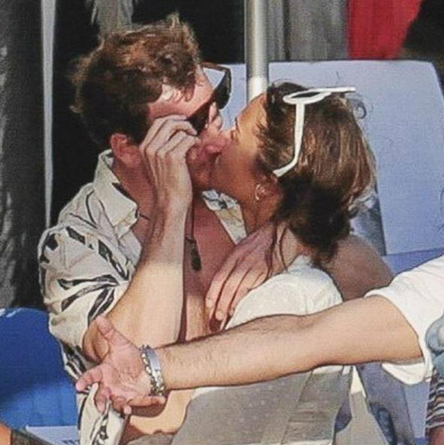 Una fuente cercana a la estrella dijo: «Los detalles de la fiesta se mantienen bajo llave», y añadió, «Se les ha dicho a los invitados que lleguen a Ibiza en una fecha determinada y luego serán recogidos y llevados al hotel». 