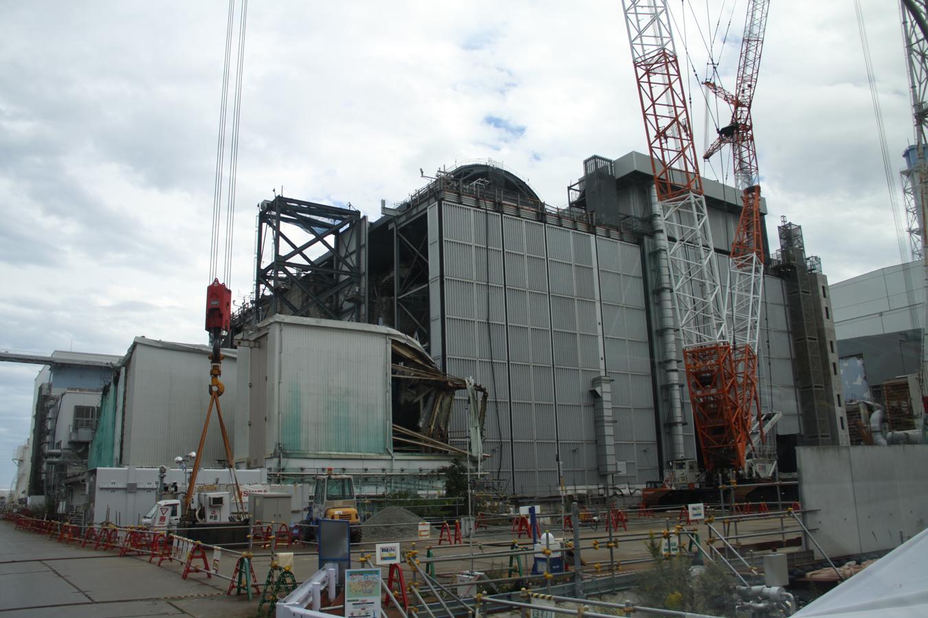 En el reactor número 3 se está instalando una cubierta para extraer el próximo año las barras de combustible nuclear usado que se almacenan en su piscina. 