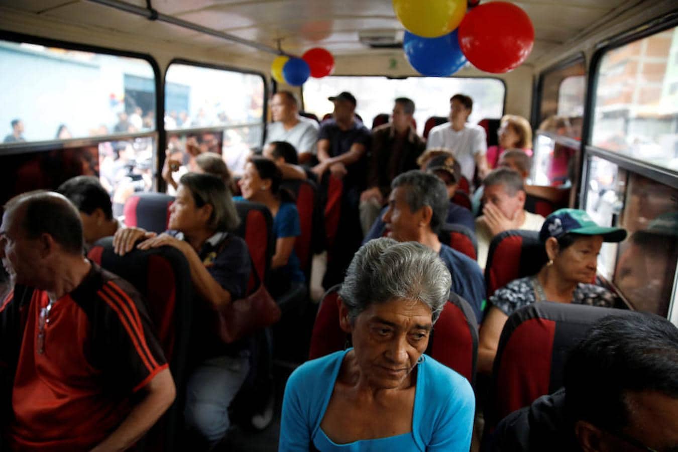 Muchos ciudadanos acudieron a los colegios electorales en autobús. Reuters