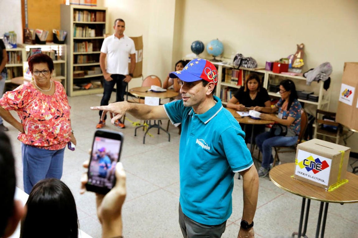 Henrique Capriles, tras depositar su papeleta en el colegio electoral. Reuters