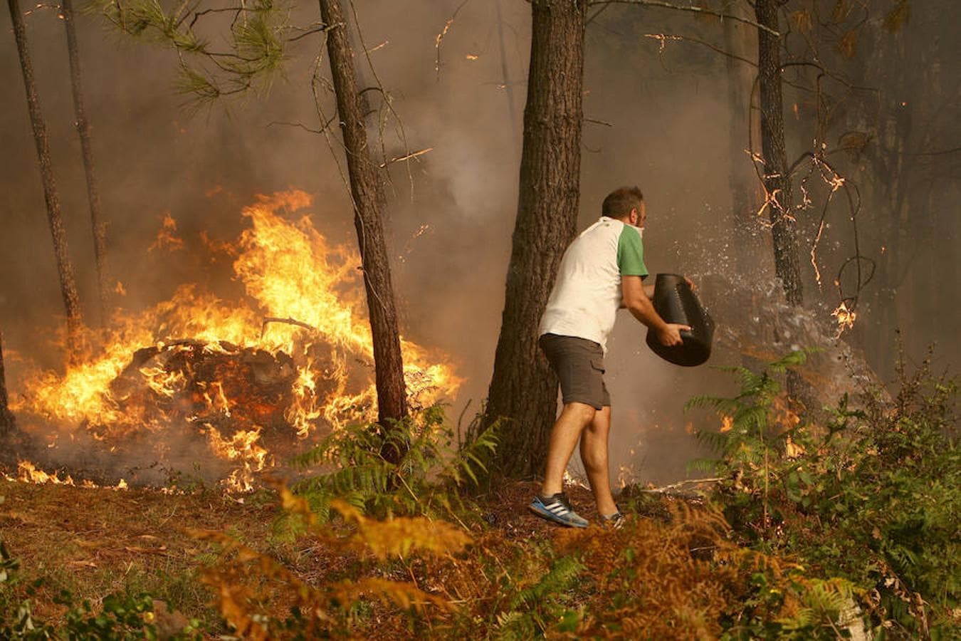 Más de 80 incendios cercan Galicia y fuerzan el desalojo de poblaciones. 