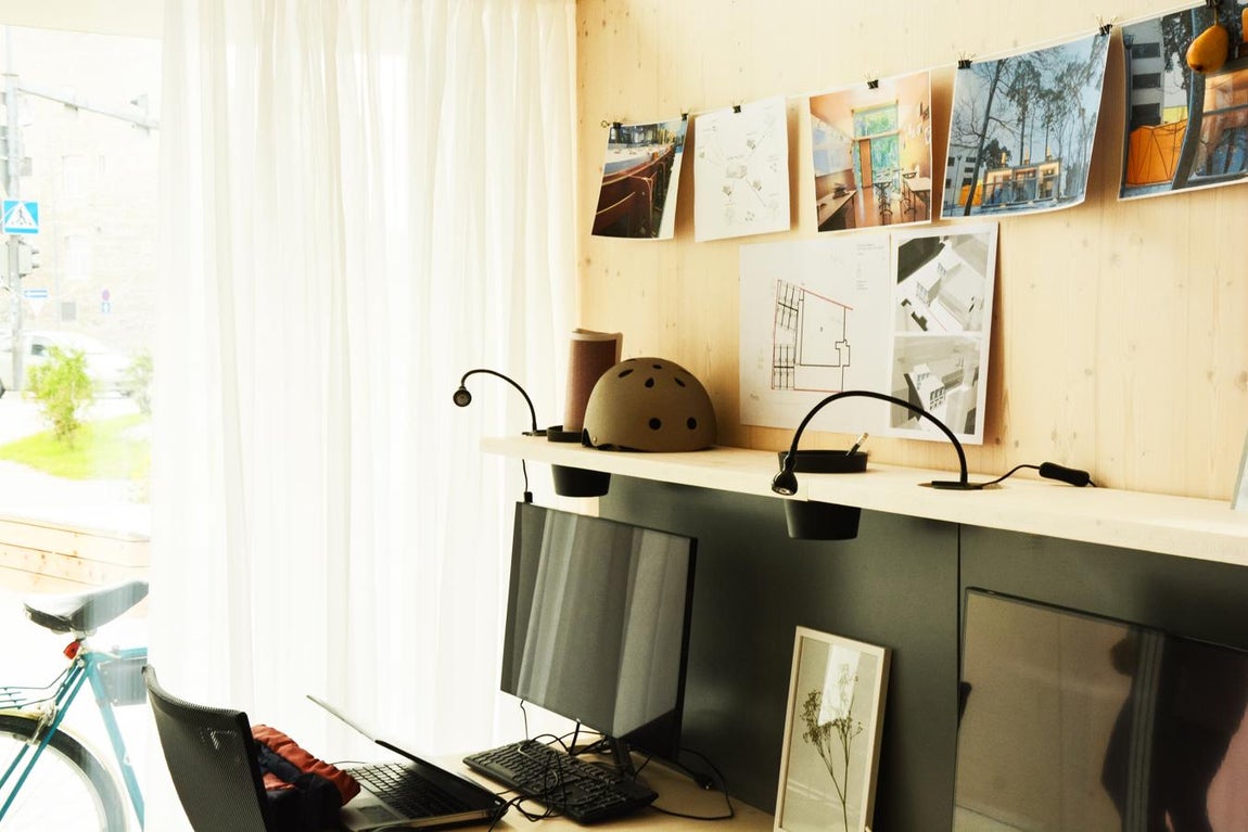 Escritorio. La planta superior, por otro lado, está reservada a la intimidad, allí se encuentran el dormitorio, un segundo servicio y un cuarto para hacer la colada