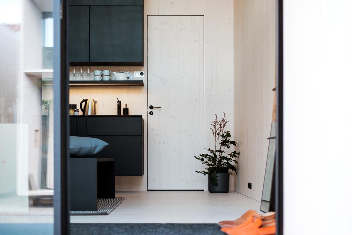 Salón. En el piso inferior se encuentra un gran salón con cocina americana  y un cuarto de baño completo