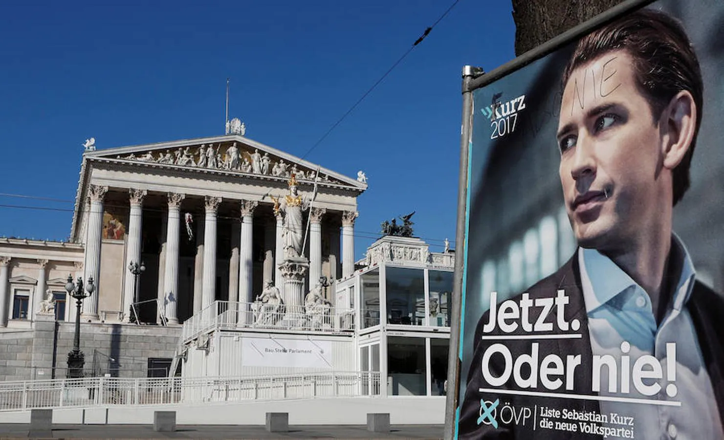 Un cartel de la campaña electoral con Sebastian Kurz del Partido de los Pueblos (OeVP) se ve frente al Parlamento de Austria. 