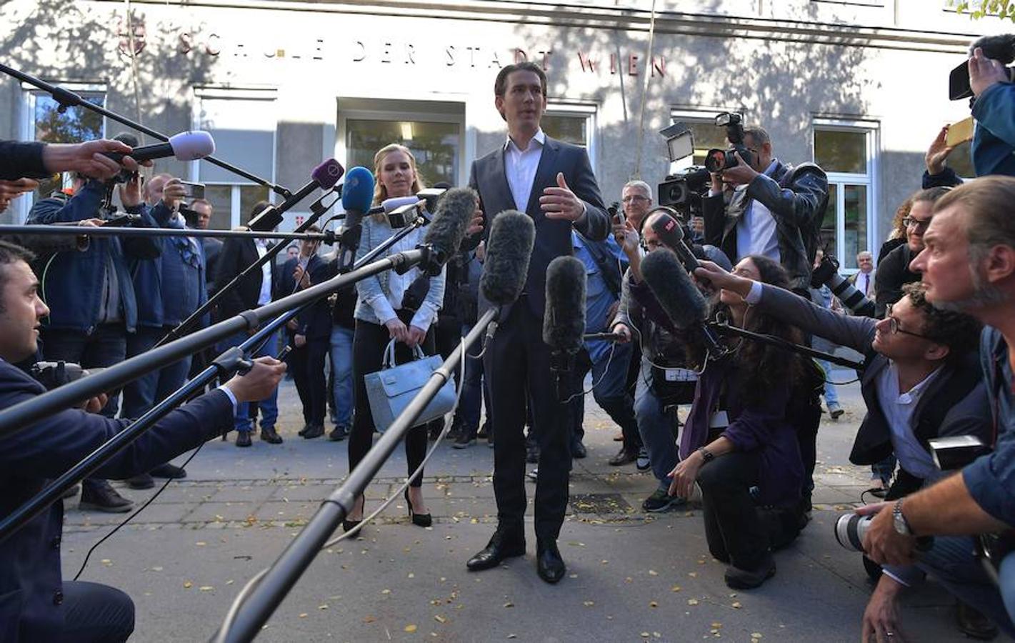Sebastian Kurz acompañado de su novia, Susanne Thier, atendiendo a periodistas. 