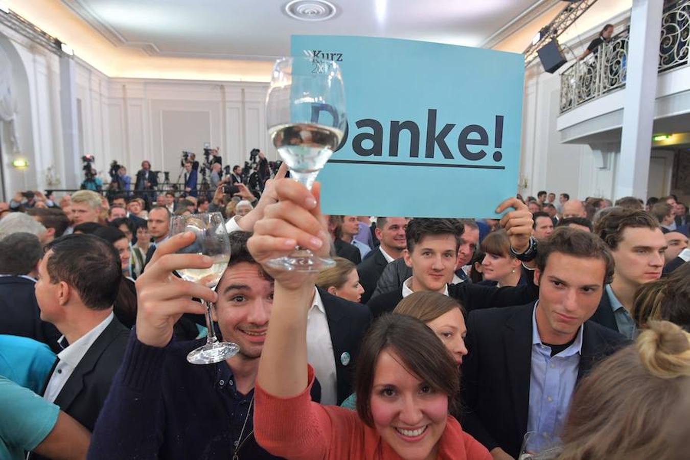 Los simpatizantes de Kurz reaccionan ante los resultados durante el evento electoral del partido. 