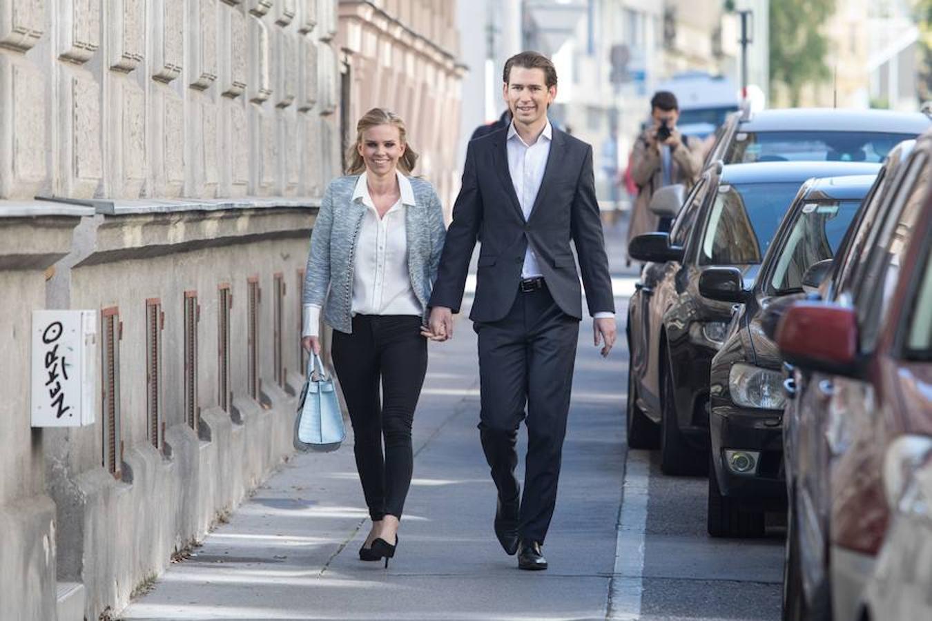 Sebastian Kurz y su novia, Susanne Thier, frente a una mesa de votación durante las elecciones generales en Viena, Austria. 