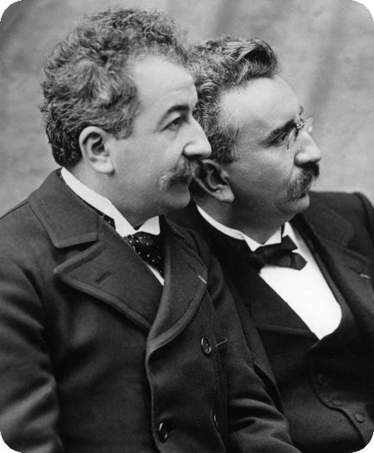 Los hermanos Auguste y Louis Lumière inventores del Cinématographe en 1895. 