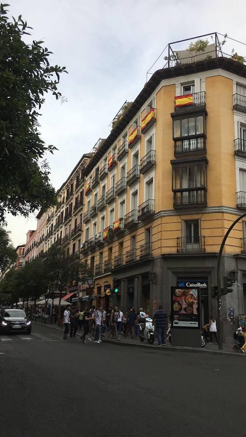 Balcones con la bandera española. 