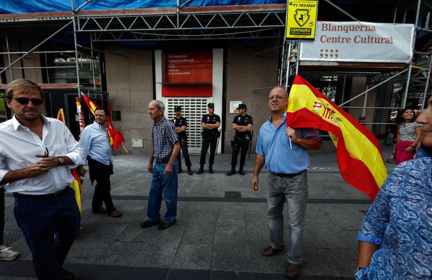 Madrileños acuden a la manifestación por la unidad de España en Cibeles. 