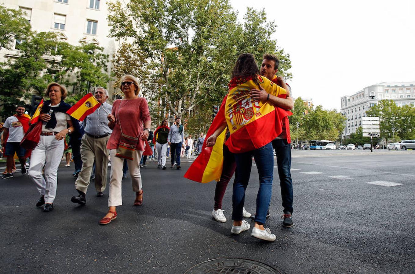 Madrileños acuden a la manifestación por la unidad de España en Cibeles. 