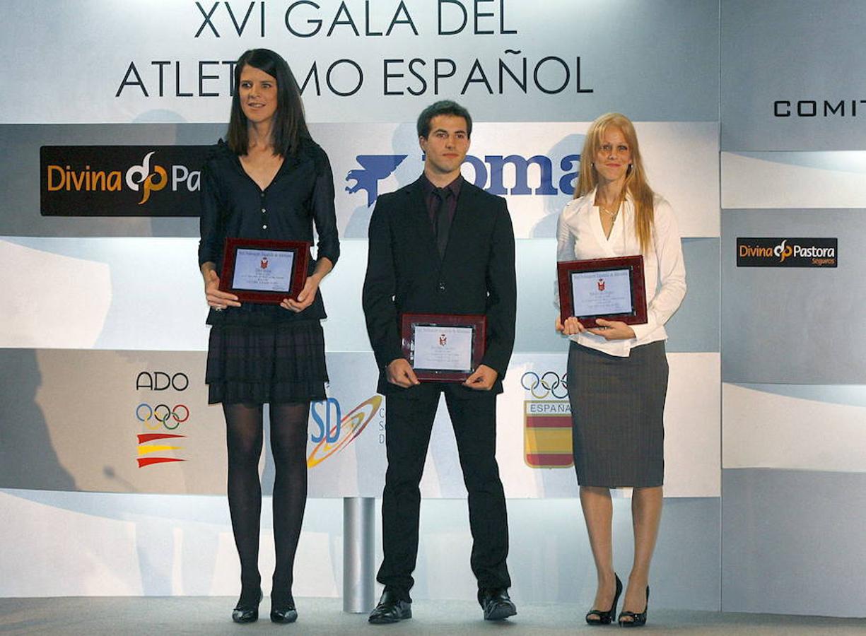 Ruth Beitia posa junto a los también atletas Natalia Rodríguez, Eusebio Cáceres tras recibir el premio a los finalistas, durante la Gala del atletismo español que ha tenido lugar en Madrid (enero de 2011). 