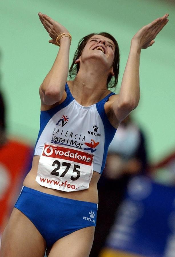 La atleta muestra su alegría al batir el récord de España de salto de altura que ha quedado en 2.0 metros, en la segunda jornada de los Campeonatos de España en Pista Cubierta que se celebraron en Valencia en 2004. 