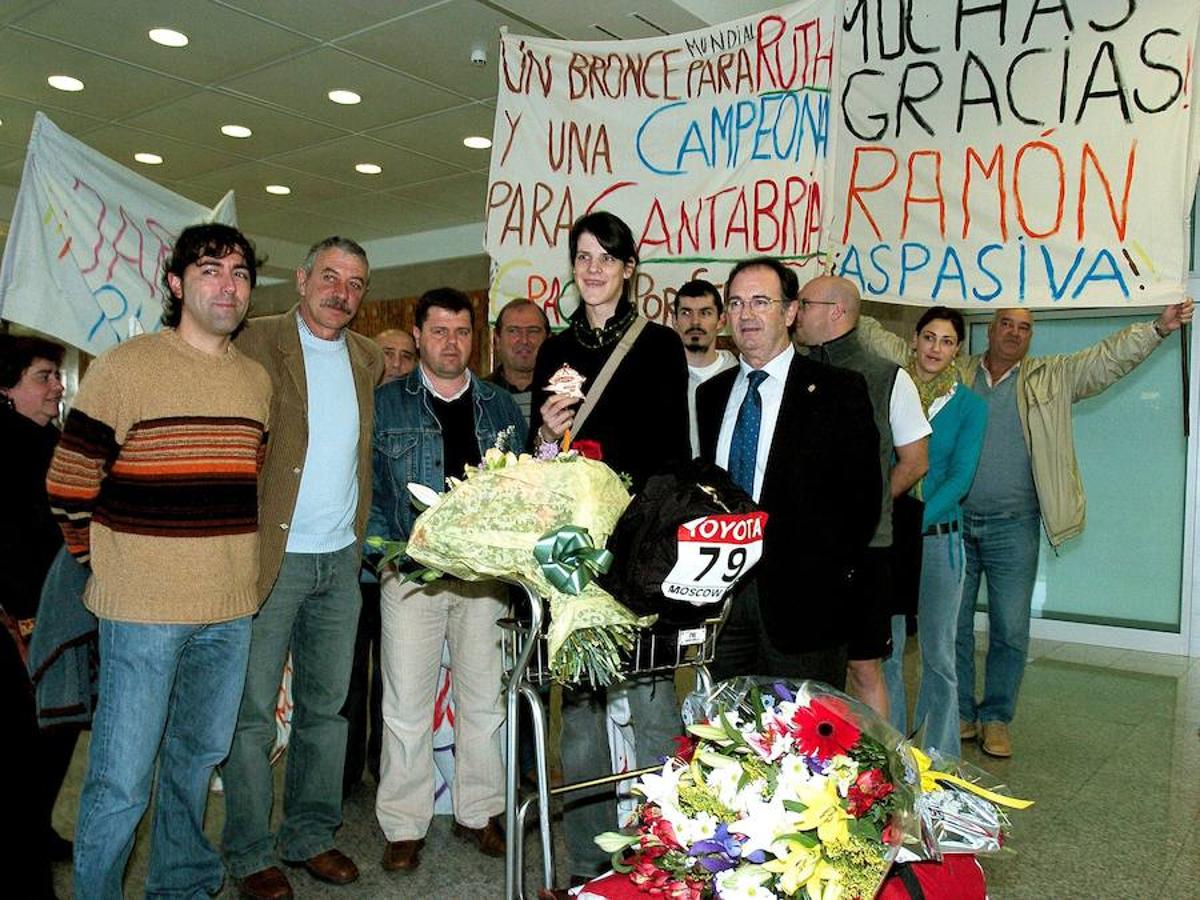 La atleta posa junto a los familiares y amigos que fueron a recibirla a su llegada esta mañana al aeropuerto de Santander luego de haber conseguido la medalla de bronce en los mundiales en pista cubierta celebrados en Moscú (marzo 2006). 