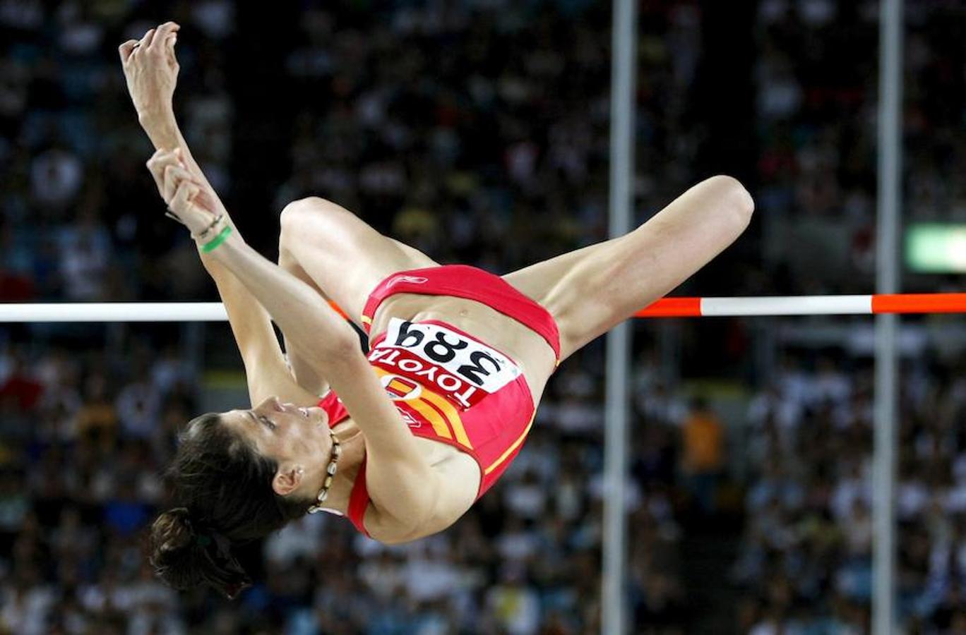 Pasando limpiamente la barra en la final de Salto de Altura de los Mundiales de Atletismo Osaka'07, Osaka, Japón, (septiembre 2007). 