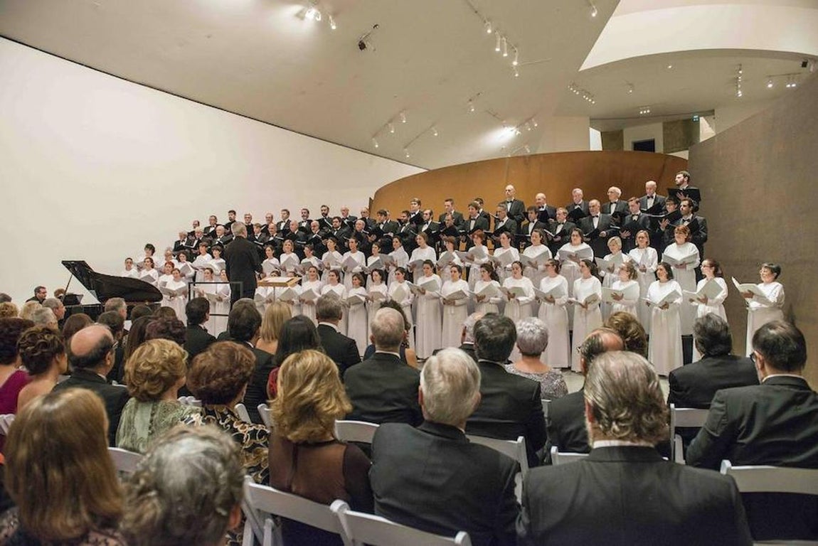 Los invitados disfrutaron de un concierto a cargo del Orfeón Donostiarra que interpretará varios temas entre las esculturas que conforman La materia del tiempo de Richard Serra. El repertorio incluyó, entre otros, Euskalerria (Sorozábal), Txoria Txori (Laboa), Nabucco (Verdi).. 