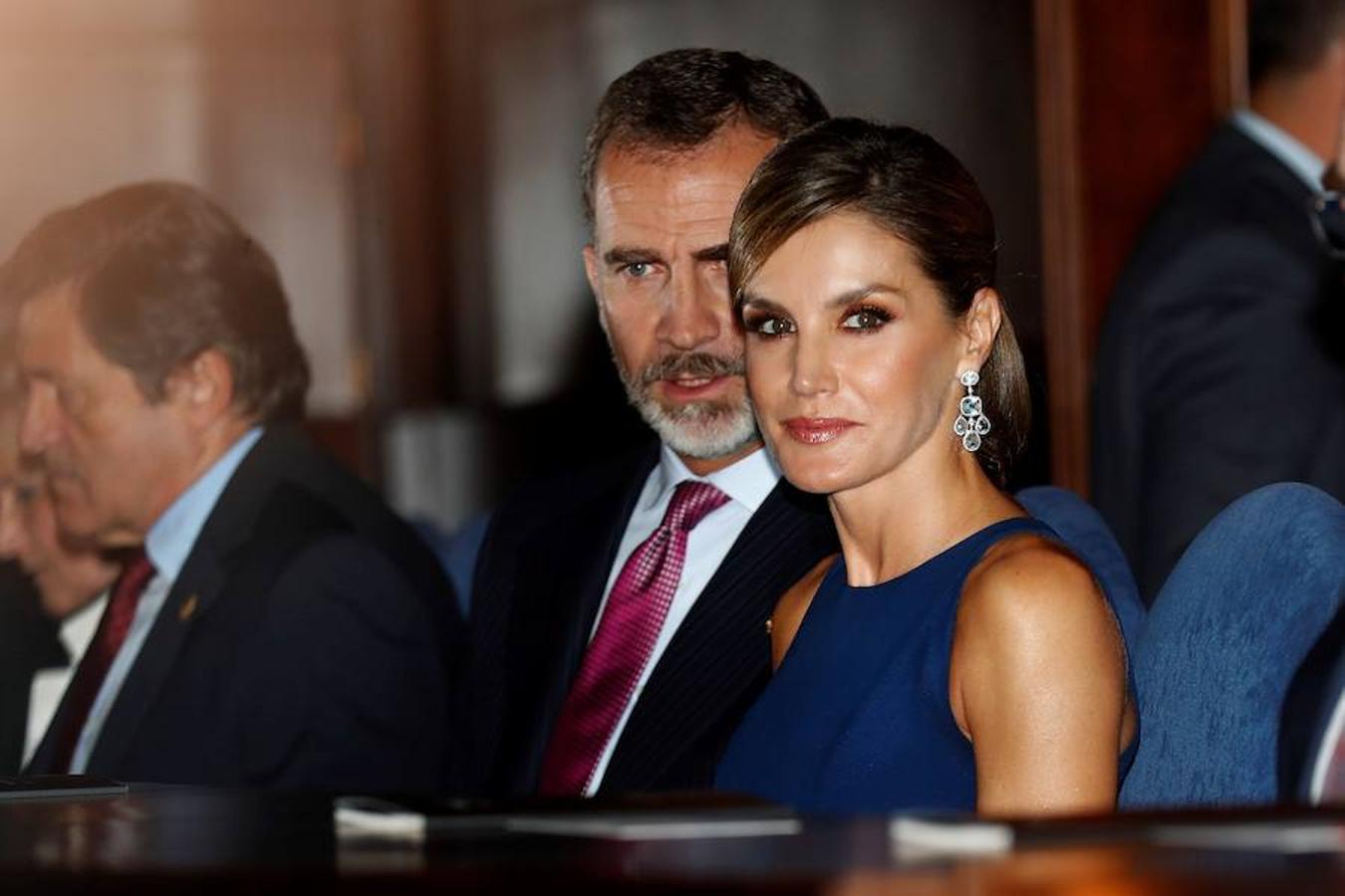 Los Reyes han llegado en la tarde de este jueves a un Oviedo con los balcones salpicados de banderas españolas para entregar mañana los premios Princesa de Asturias en unas circunstancias muy especiales, tras el golpe de Estado separatista. 