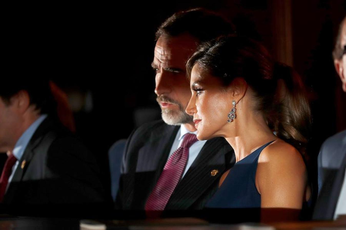 Poco antes de las siete y media de la tarde, los Reyes fueron recibidos en el Auditorio por el presidente del Principado de Asturias, Javier Fernández; el presidente de la Fundación Princesa de Asturias, Matías Rodríguez Inciarte; el alcalde de Oviedo, Wenceslao López, y el delegado del gobierno en Asturias, Gabino de Lorenzo, entre otras autoridades. 