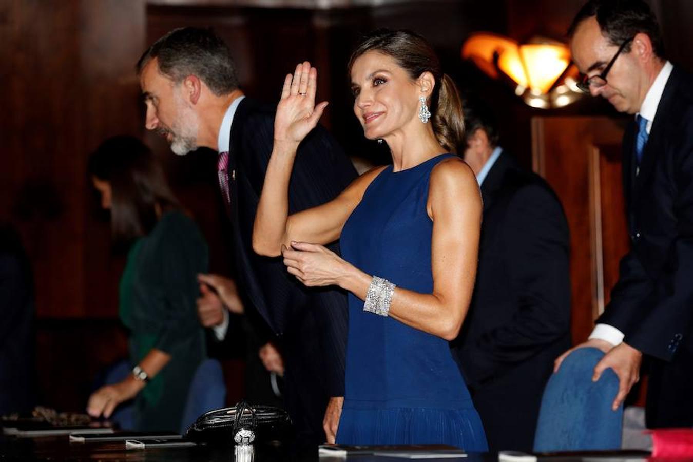 Sin pasar por el hotel, Don Felipe y Doña Letizia han acudido directamente desde el aeropuerto al Auditorio Príncipe Felipe, donde asistieron al concierto que tradicionalmente ofrece la Fundación Princesa de Asturias en la víspera de la entrega de los galardones. 