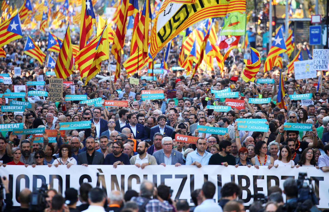 Al frente de la manifestación han estado Forcadell y Junqueras. 