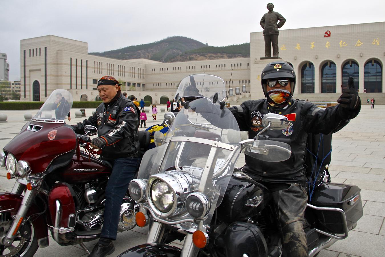 Motoristas chinos con chupas de cuero a lomos de sus Harley-Davidson, bajo una estatua de Mao frente al Museo de la Revolución en Yan´an. La nueva China fusiona el comunismo con el capitalismo más americano. 