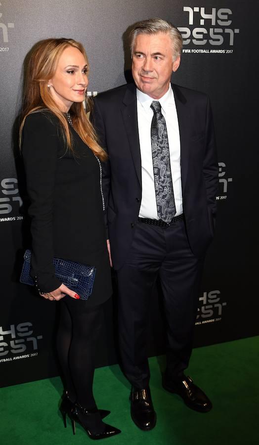 Lo mismo le ocurrió a Mariann Barrena. La pareja del entrenador italiano Carlo Angelotti también optó por un vestido corto y recto de color negro, más propio de una ejecutiva de negocios.. 