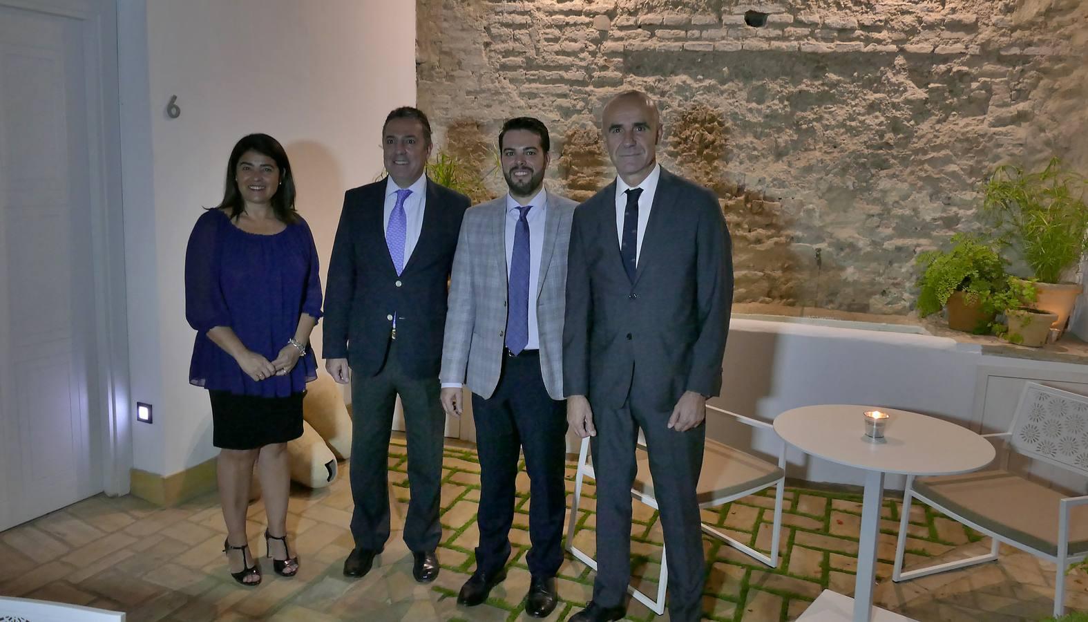 De izquierda a derecha, Agripina Cabello, vicepresidenta de la Diputación de Sevilla; Antonio Fernández Heredia, director general de Masverde; Silvio Contreras, consejero delegado del grupo Masverde; y Antonio Muñoz, delegado de Turismo, Hábitat Urbano y Cultura del Ayuntamiento