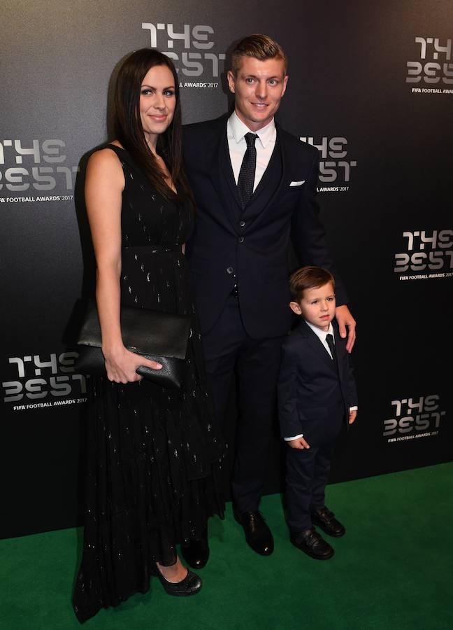 El centrocampista alemán del Real Madrid, Toni Kroos, también quiso compartir la gala con su pareja Jessica Farber y su hijo Leon. Ella eligió un vestido negro muy discreto con pequeños bordados metalizados. Él, por su parte, lució un traje de chaqueta azul marengo con chaleco. Fue el encargado de dar el toque de elegancia a la gala. 
