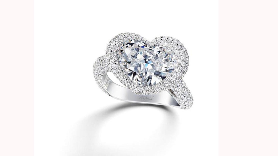 Chopard. Solitario de Diamantes Twist con un diamante central en forma de corazón, de 5,36 quilates, rodeado por un ondulado pavé de diamantes y metal