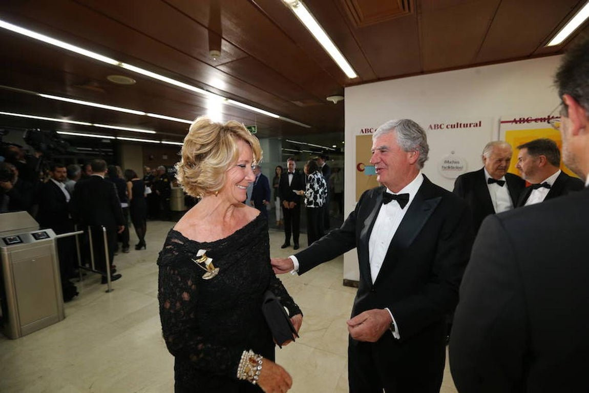 Los invitados a los premios Mariano de Cavia, Luca de Tena y Mingote, en imágenes. La expresidenta de la Comunidad de Madrid, Esperanza Aguirre (izda) recibida por el presidente de vocento, Santiago Bergareche