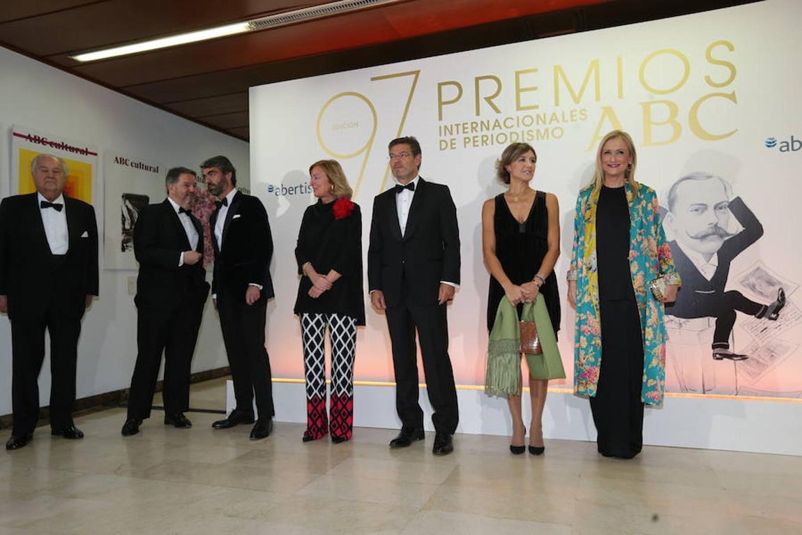 De izquierda a derecha: Santiago de Ybarra, presidente de honor del Grupo Vocento; Bieito Rubido, director de ABC; Luis Enríquez, consejero delegado del Grupo Vocento; Catalina Luca de Tena, presidenta-editora de diario ABC; Rafael Catalá, ministro de Justicia; Isabel García Tejerina, ministra de Agricultura y Pesca, Alimentación y Medio Ambiente y Cristina Cifuentes, presidenta de la Comunidad de Madrid.. Jaime García
