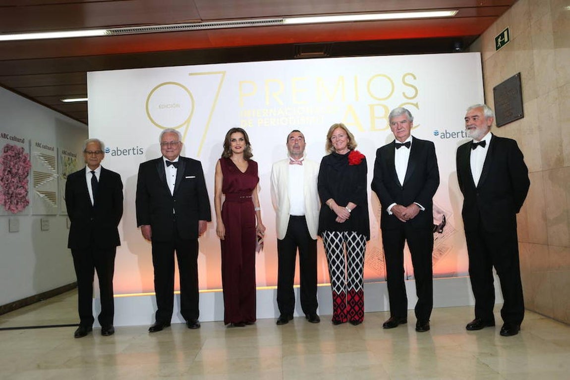 La Reina Doña Letizia posa junto a los premiados. De izquierda a derecha: Andrés Rábafo «El Roto» (premio Mingote), Cristián Zegers (premio Luca de Tena), José Luis Garci (premio Mariano de Cavia). Les acompañan Catalina Luca de Tena, presidenta-editora de diario ABC; Santiago Bergareche, presidente del Grupo Vocento; y Darío Villanueva, director de la Real Academia Española. Ernesto Agudo