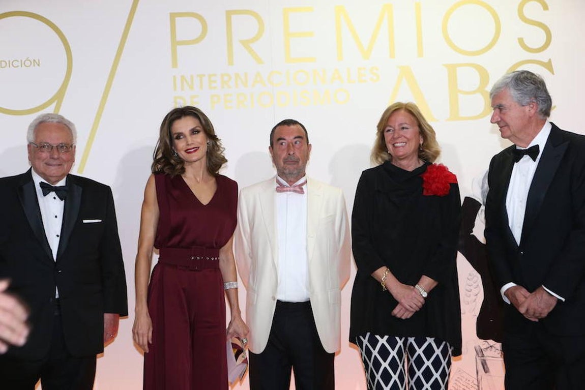 La Reina Doña Letizia, escoltada por Cristián Zegers (izquierda) y José Luis Garci (derecha). Les acompañan Catalina Luca de Tena, presidenta-editora de diario ABC; Santiago Bergareche, presidente del Grupo Vocento; y Darío Villanueva, director de la Real Academia Española. Ernesto Agudo