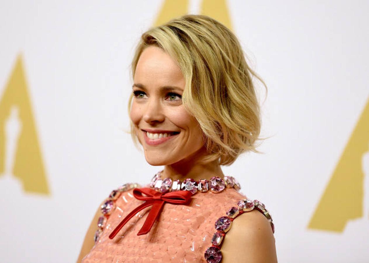 Rachel McAdams. La actriz confesó su terrible experiencia con el cineasta. Todo sucedió en 2001 -tenía apenas 21 años-, cuando Toback quiso reunirse con Mcadams para una posible participación en la película «Harvard man».«Hice el casting y me dijo: ‘Creo que tienes mucho, mucho talento. De hecho, creo que encajas muy bien en esto, pero me gustaría trabajarlo un poco contigo y quizá ensayarlo algo más y ver si podemos hacerte llegar a donde necesitas'», contaba. Esa misma noche, Toback la llamó por teléfono para pedirle que se reuniese con él en la habitación de un hotel.Cuando llegó la esperaba sentado en el suelo y le dijo: «Tengo que decírtelo. Me he masturbado innumerables veces hoy pensando en ti desde que nos conocimos en tu casting». Después de comentar algunos trabajos del director, se fue al baño y cuando regresó le dijo: «Me acabo de masturbar en el baño pensando en ti. ¿Me enseñarías tu vello púbico?».McAdams no tardó ni dos minutos en irse al ver la situación.