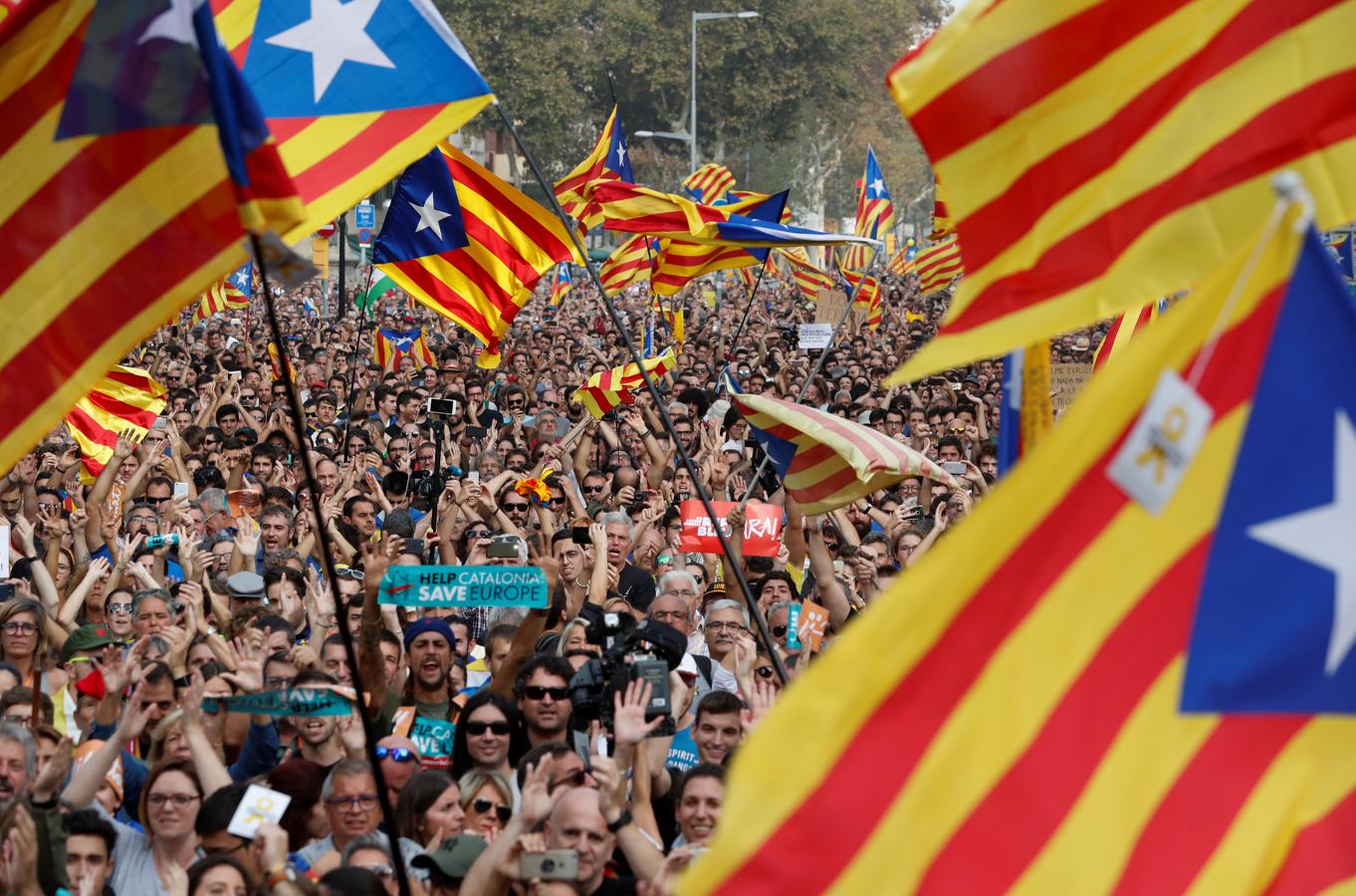 En la mañana de este viernes, en el «rodea al Parlament» secesionista, había un poco de todo: muchos estudiantes, autónomos, medianda edad... el tipo de gente que uno define como «normal». 