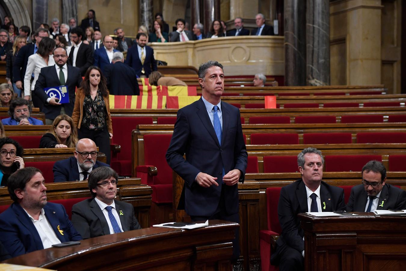 Ciudadanos, PSC y PP abandonaron antes el hemiciclo al no estar de acuerdo con la votación. En la imagen, el líder popular Xavier García Albiol, saliendo del Parlament.. 