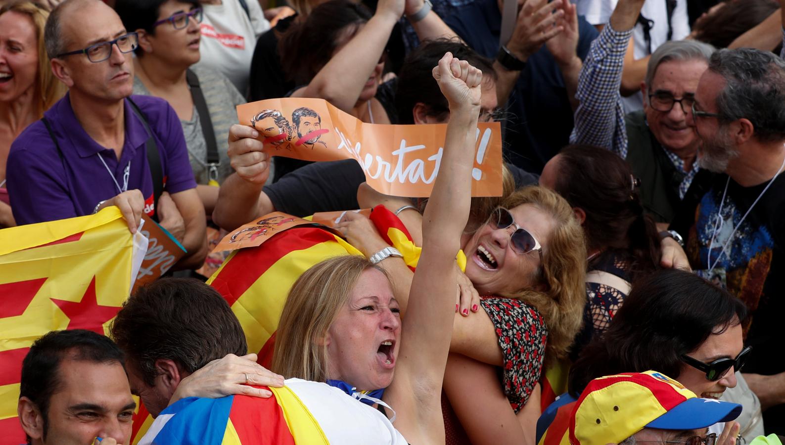 «Ahora sí, ahora sí», gritan algunos mientras se acerca la hora de la votación. A diferencia de la sesión del día 10, donde nadie sabía por dónde saldría el president Puigdemont, este mediodía la confianza era general entre los congregados, convencidos de que, ni como el 10, ni como el giro inesperado del día anterior, habría sorpresa. 