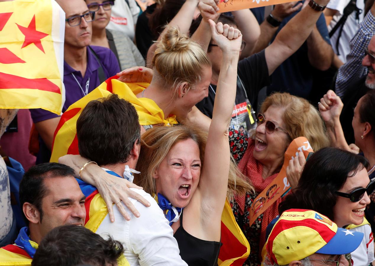 «¡Vamos de cara a barraca, DUI!», señala una mujer de que dejó atrás ya hace bastante la edad de jubilación, un perfil muy habitual en las conentraciones soberanistas. 