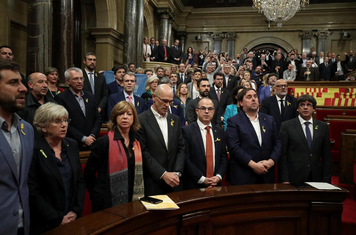 Los diputados independentistas cantan «Els Segadors» tras el recuento de votos. 