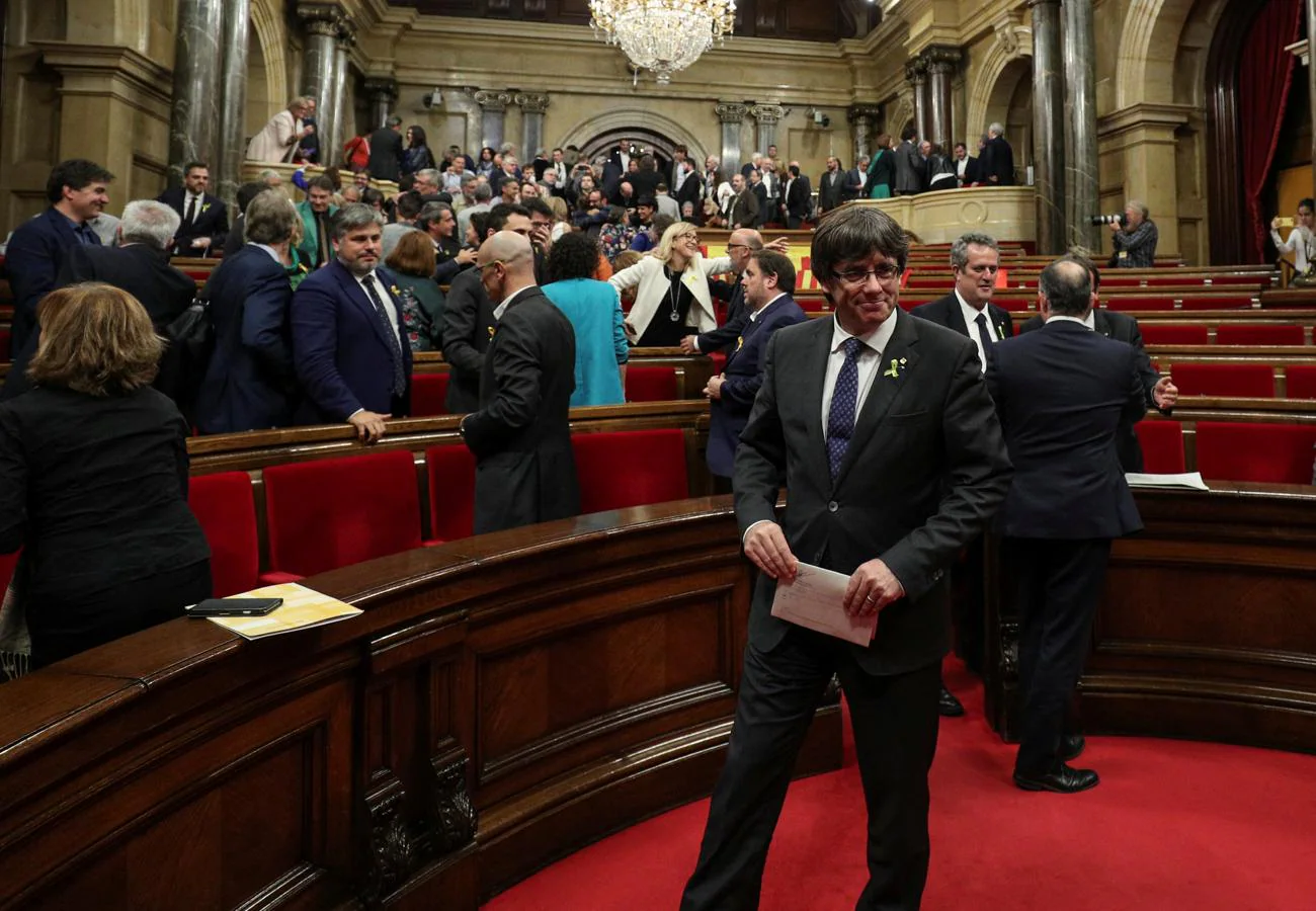 Puigdemont, ufano, se dispone a salir del pleno del Parlament tras haberse realizado la declaración por la independencia de Cataluña. 