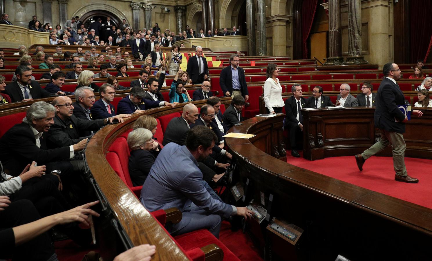 Imagen de la histórica sesión de este mediodía en el Parlament. 
